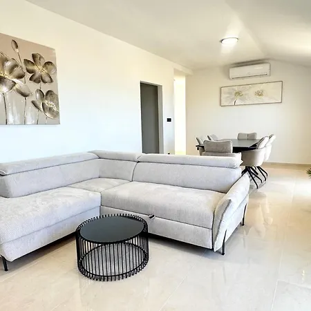 Diora Luxe Top-floor Seafront With Jacuzzi & Panoramic Sea View 公寓