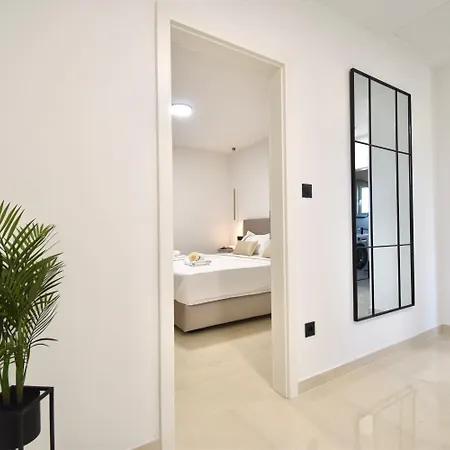 Diora Luxe Top-floor Seafront With Jacuzzi & Panoramic Sea View 公寓 *